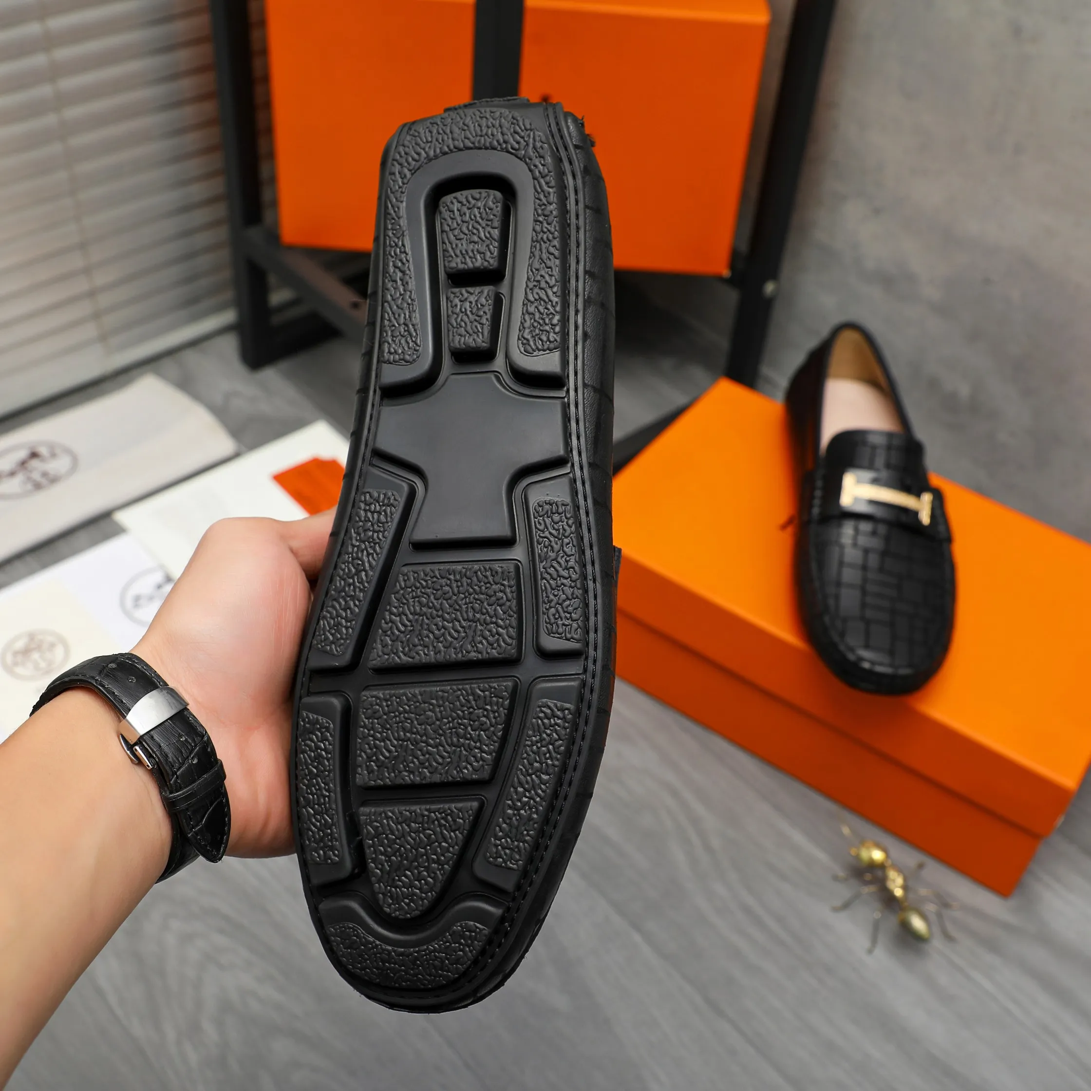 P380 Product trademark: HERMES "Hermes" casual slip-on men's shoes Regular size: 38-45 Product material: Selected embossed cowhide upper, sheepskin lining, rubber outsole